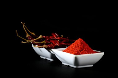 kırmızı beyaz plaka, siyah arka plan üzerine kurutulmuş biber soğuk soğuk toz