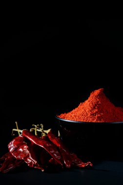 soğuk, kuru kırmızı biber siyah arka plan üzerine siyah kase soğuk toz