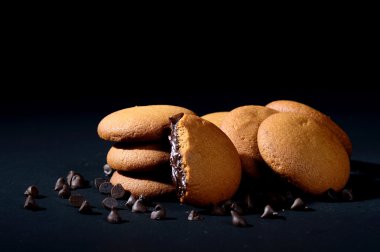 Lezzetli kremalı bisküviler, çikolata kremalı bisküviler. Çikolata kremalı kurabiye. Kahverengi çikolatalı bisküviler..