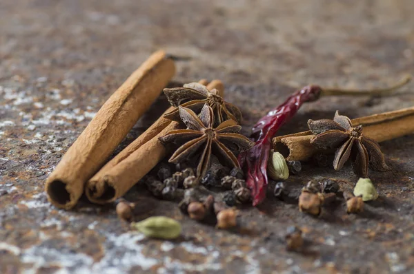 Kruiden Kruiden Voedsel Keuken Ingrediënten Kaneelstokjes Anijssterren Zwarte Peperkorrels Een — Stockfoto