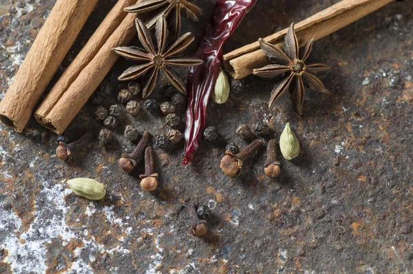 Kruiden Kruiden Voedsel Keuken Ingrediënten Kaneelstokjes Anijssterren Zwarte Peperkorrels Een — Stockfoto