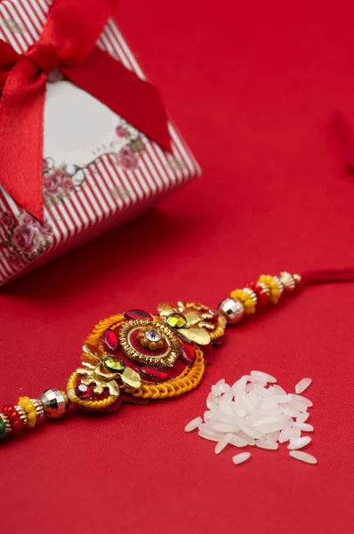 Festivalul indian: Raksha Bandhan fundal cu Rakhi și cadou — Fotografie, imagine de stoc