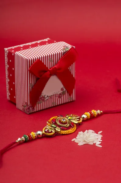 인도 축제: Raksha Bandhan 배경 Rakhi와 선물 — 스톡 사진