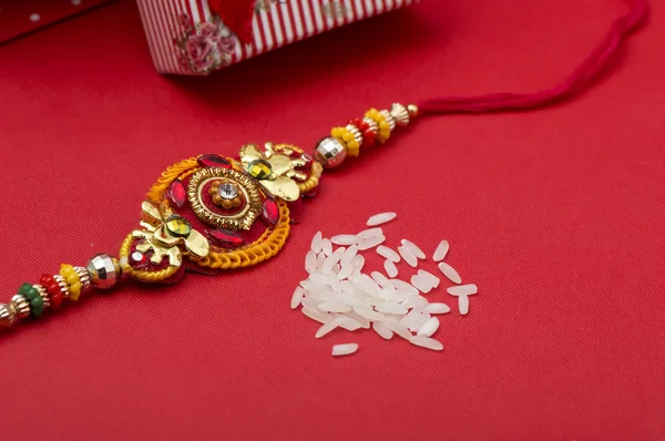 เทศกาลอินเดีย: พื้นหลัง Raksha Bandhan กับ Rakhi และของขวัญ — ภาพถ่ายสต็อก