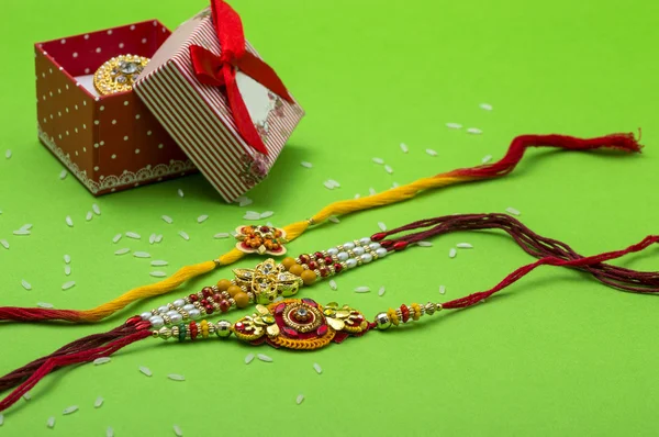 Indisk festival: Raksha Bandhan-bakgrunn med Rakhi og Gift – stockfoto