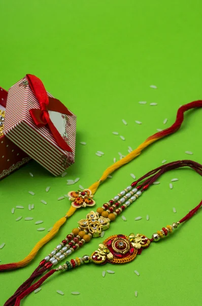 Indisches Festival: Raksha Bandhan Hintergrund mit Rakhi und Geschenk — Stockfoto