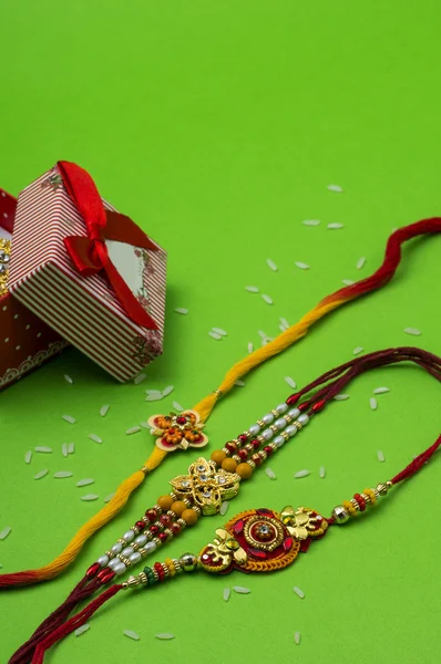 Indisk festival: Raksha Bandhan-bakgrunn med Rakhi og Gift – stockfoto