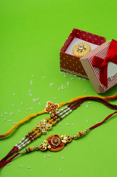 Indisches Festival: Raksha Bandhan Hintergrund mit Rakhi und Geschenk — Stockfoto