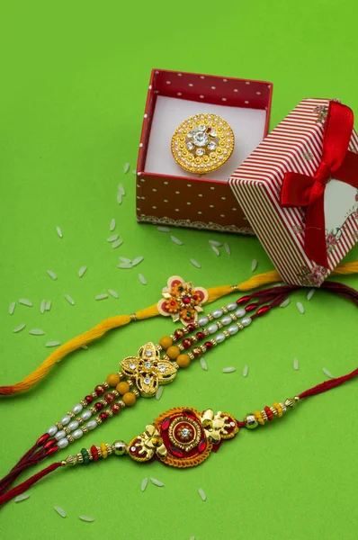 Індійський фестиваль: Ракша Бандхана фону з Rakhi і подарунок — стокове фото
