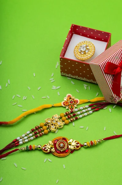 Індійський фестиваль: Ракша Бандхана фону з Rakhi і подарунок — стокове фото
