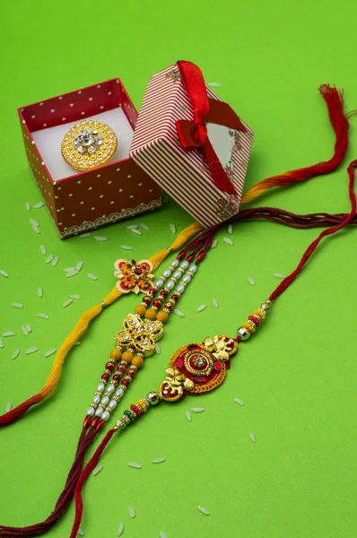 Ινδικό Φεστιβάλ: Raksha Bandhan φόντο Rakhi και δώρο — Φωτογραφία Αρχείου