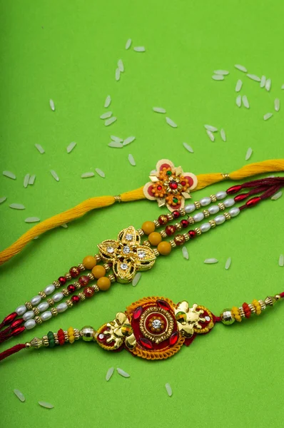 Indiska festival: Raksha Bandhan bakgrund med Rakhi. — Stockfoto