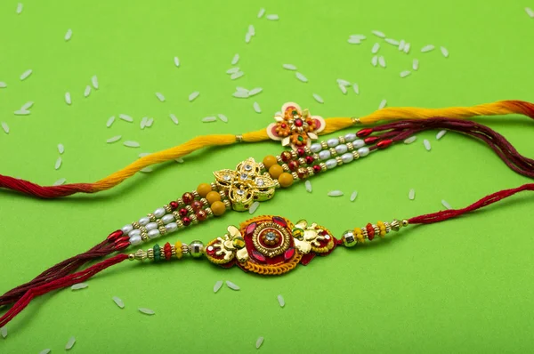 Indiska festival: Raksha Bandhan bakgrund med Rakhi. — Stockfoto