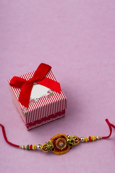 Indiska festival: Raksha Bandhan bakgrund med Rakhi och gåva — Stockfoto