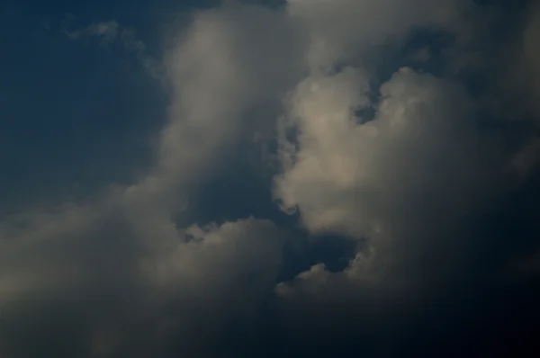 Vacker himmel med moln — Stockfoto