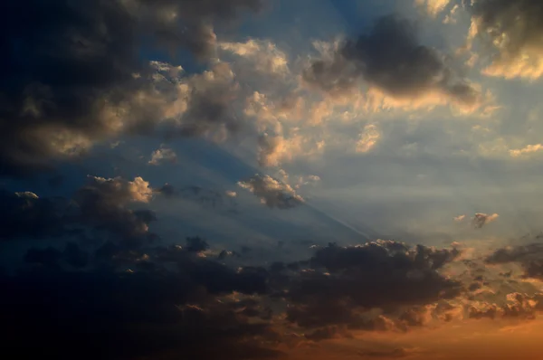 Mooie lucht met wolken — Stockfoto