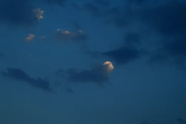 Schöner Himmel mit Wolken — Stockfoto