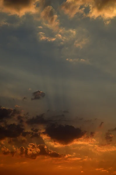 Schöner Himmel mit Wolken — Stockfoto