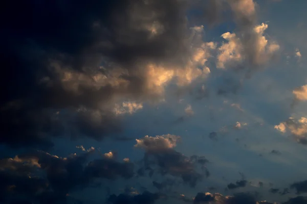 Beau ciel avec des nuages — Photo