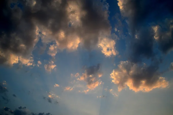 Mooie lucht met wolken — Stockfoto