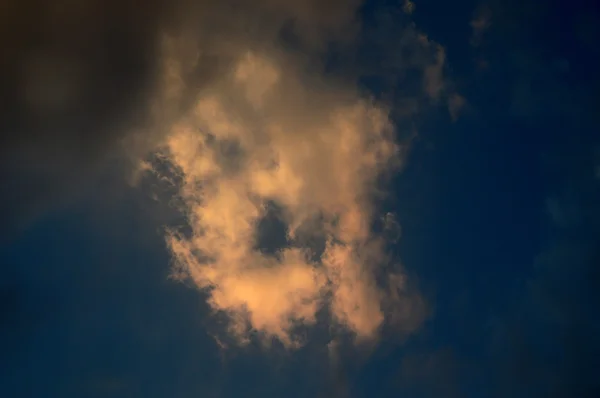 Hermoso cielo con nubes — Foto de Stock