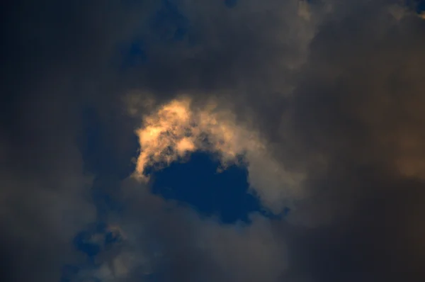 Hermoso cielo con nubes — Foto de Stock