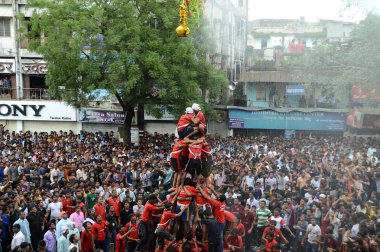 Kalabalık gençlerin Tanrı Krishna'nın doğum kutlamak için Dahi Handi Festivali'nde 