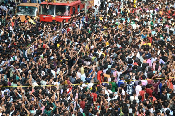 신 크리슈나의 탄생을 축 하 "Govinda" Dahi Handi 축제에서 즐기는 젊은 사람 — 스톡 사진