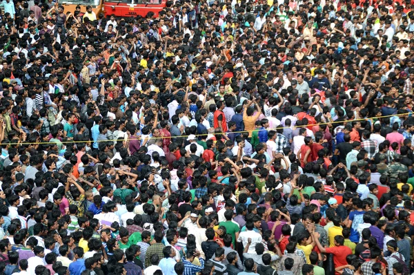 Crowd of young People enjoying "Govinda" at Dahi Handi festival to celebrate God Krishna's Birth — Stock Photo, Image