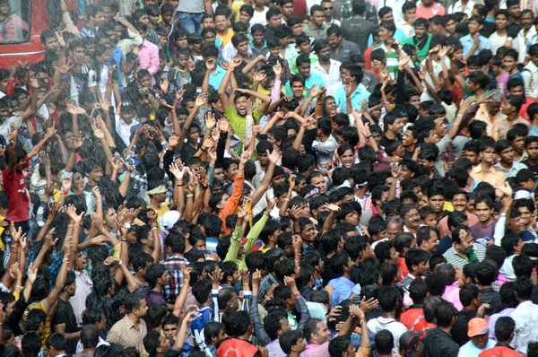 Folle di giovani che si godono "Govinda" al festival Dahi Handi per celebrare la nascita di Dio Krishna — Foto Stock