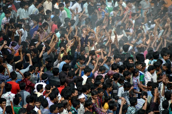 Multidão de jovens desfrutando de "Govinda" no festival Dahi Handi para celebrar o nascimento de Deus Krishna — Fotografia de Stock