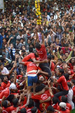 Kalabalık gençlerin Tanrı Krishna'nın doğum kutlamak için Dahi Handi Festivali'nde 