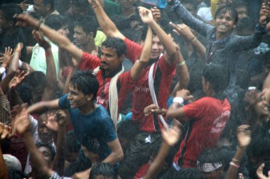 Kalabalık gençlerin Tanrı Krishna'nın doğum kutlamak için Dahi Handi Festivali'nde 