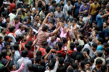 Kalabalık gençlerin Tanrı Krishna'nın doğum kutlamak için Dahi Handi Festivali'nde 