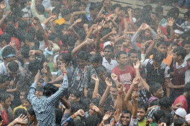 Kalabalık gençlerin Tanrı Krishna'nın doğum kutlamak için Dahi Handi Festivali'nde 