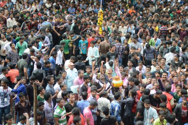 Kalabalık gençlerin Tanrı Krishna'nın doğum kutlamak için Dahi Handi Festivali'nde 