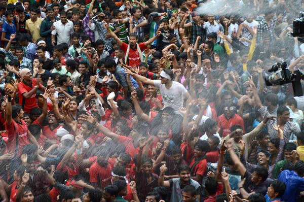 Multidão de jovens desfrutando de "Govinda" no festival Dahi Handi para celebrar o nascimento de Deus Krishna — Fotografia de Stock