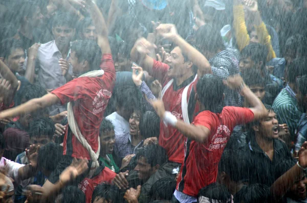 Толпа молодых людей, наслаждающихся "Говиндой" на фестивале Dahi Handi, чтобы отпраздновать день рождения Кришны — стоковое фото
