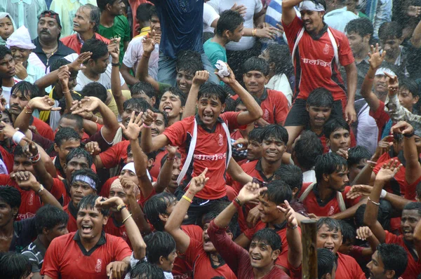 Kalabalık gençlerin Tanrı Krishna'nın doğum kutlamak için Dahi Handi Festivali'nde 