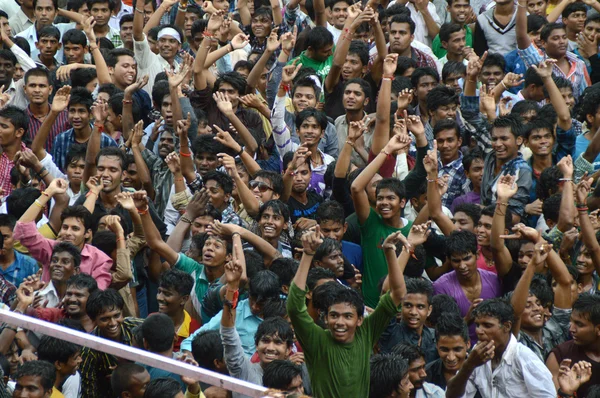 Unga människor njuter av "Margareta" på Dahi Handi festival att fira Gud Krishnas födelse — Stockfoto