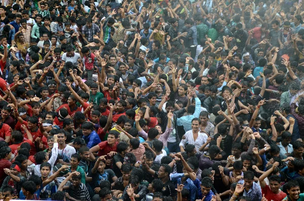 Multidão de jovens desfrutando de "Govinda" no festival Dahi Handi para celebrar o nascimento de Deus Krishna — Fotografia de Stock