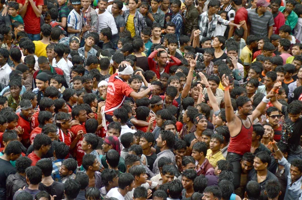 Multidão de jovens desfrutando de "Govinda" no festival Dahi Handi para celebrar o nascimento de Deus Krishna — Fotografia de Stock