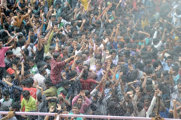 Multidão de jovens desfrutando de "Govinda" no festival Dahi Handi para celebrar o nascimento de Deus Krishna — Fotografia de Stock