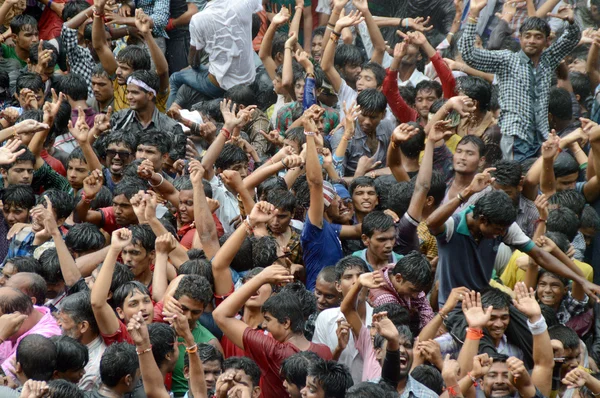 Multitud de jóvenes disfrutando de "Govinda" en el festival Dahi Handi para celebrar el Nacimiento de Dios Krishna —  Fotos de Stock