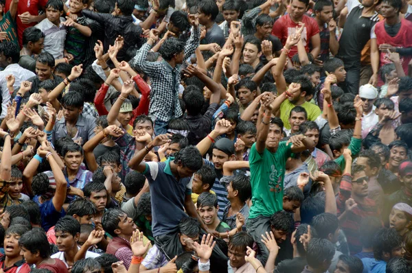 Multidão de jovens desfrutando de "Govinda" no festival Dahi Handi para celebrar o nascimento de Deus Krishna — Fotografia de Stock