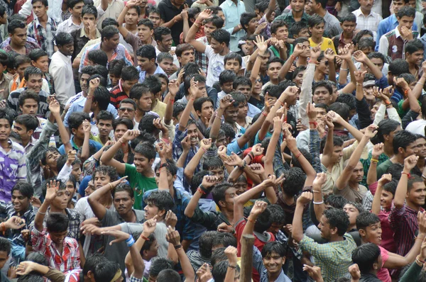 Menigte van jongeren genieten van 'Govinda' op Dahi Handi festival ter ere van de God Krishna's geboorte — Stockfoto