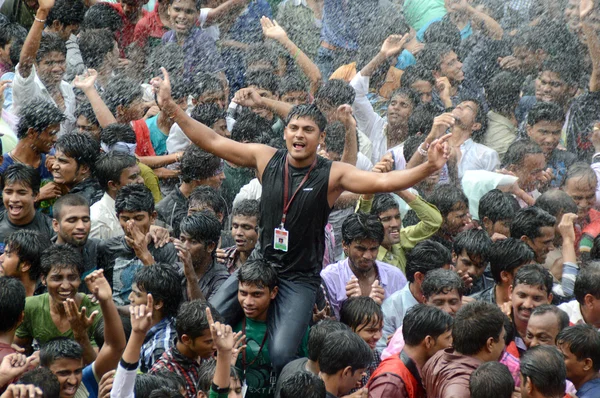 Multidão de jovens desfrutando de "Govinda" no festival Dahi Handi para celebrar o nascimento de Deus Krishna — Fotografia de Stock