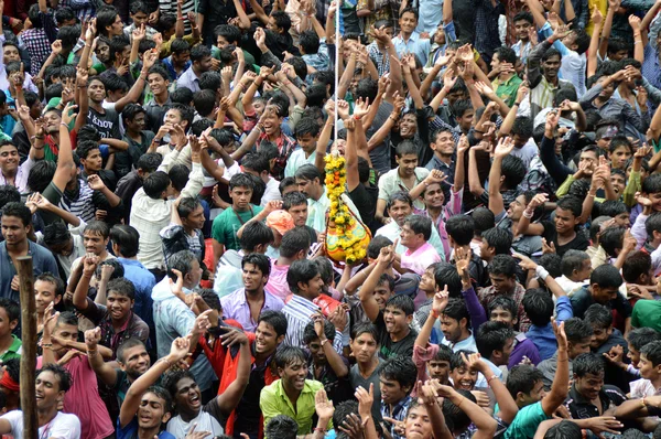 クリシュナ神の誕生を祝うために Dahi ハンディ祭「ゴヴィンダ」を楽しんでいる若者達の群集 — ストック写真
