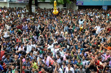 Kalabalık gençlerin Tanrı Krishna'nın doğum kutlamak için Dahi Handi Festivali'nde 