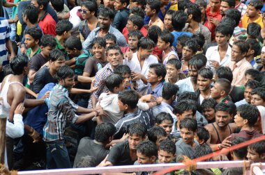 Kalabalık gençlerin Tanrı Krishna'nın doğum kutlamak için Dahi Handi Festivali'nde 